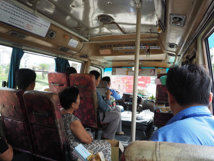 バス車内