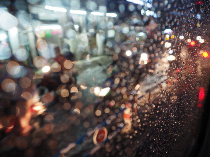 雨のバス