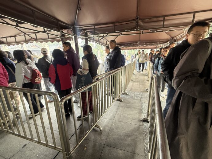 電動カート待ちの行列