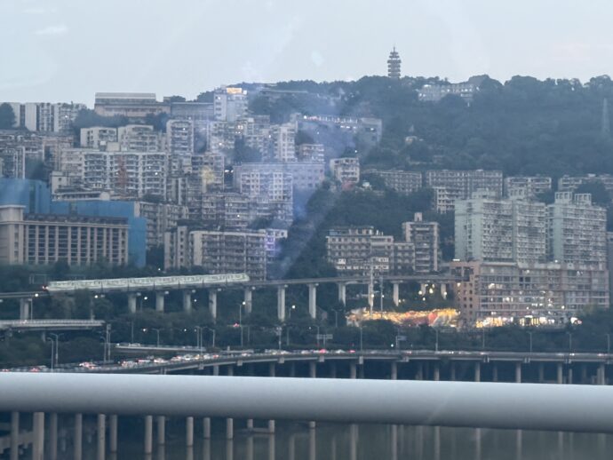 ビルにつっこむモノレール