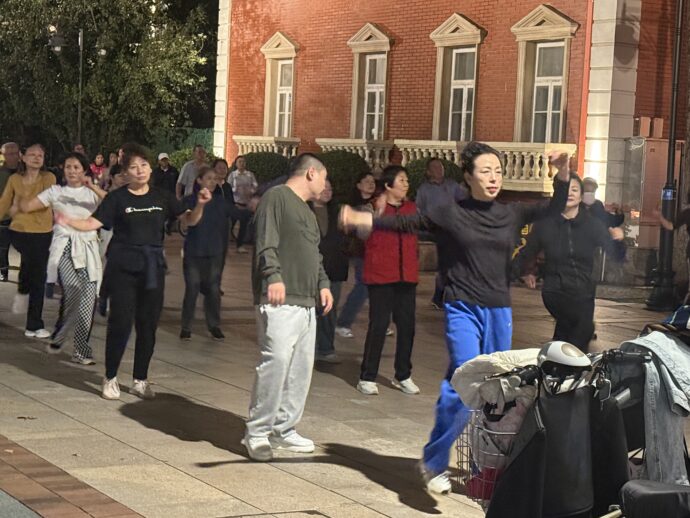 集団で踊る人々