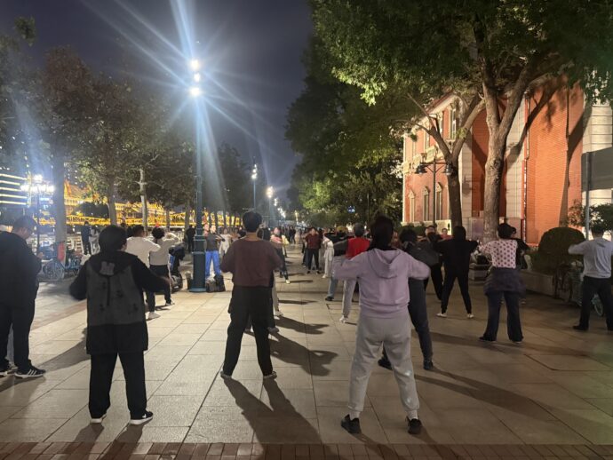 集団で踊る人々