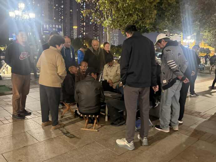 ゲーム観戦する人々