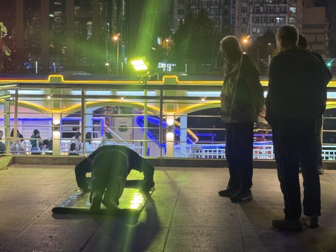 腕立て伏せする男性