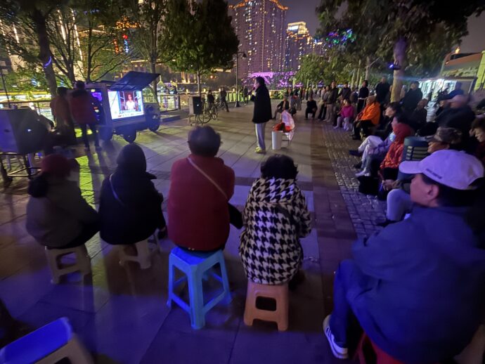 カラオケを鑑賞する人々