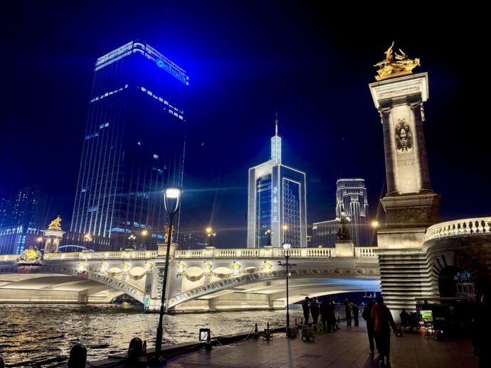 ライトアップされた橋