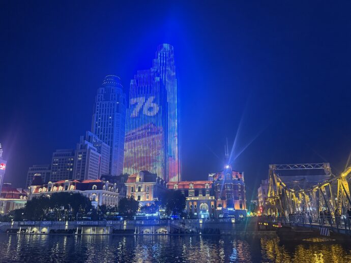 天津高層ビルのライトアップ