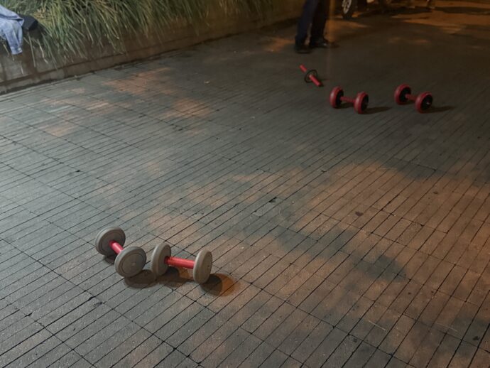 道に置かれたダンベル