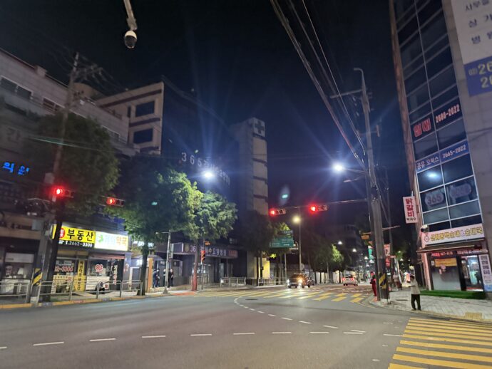 開花山駅前の大通り