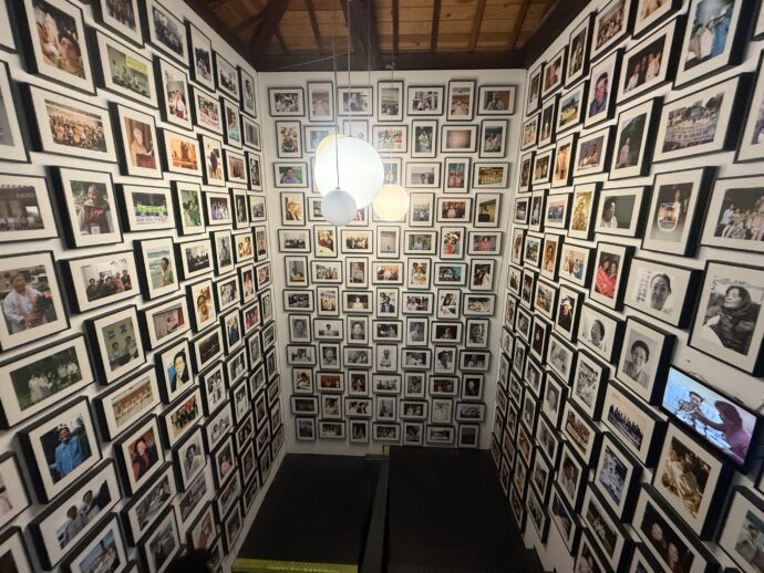 写真が貼られた壁