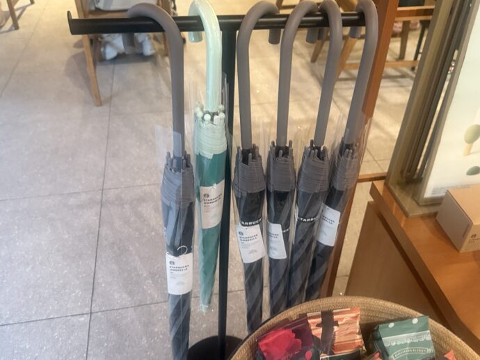 スターバックスの大きな傘