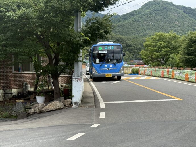 遅れてきたバス