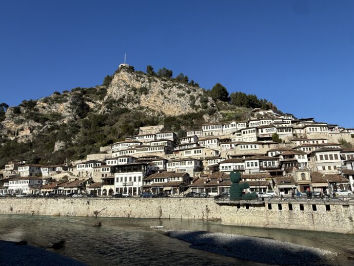 千の窓をもつ街