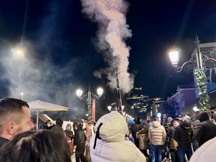 花火を打ち上げる男性