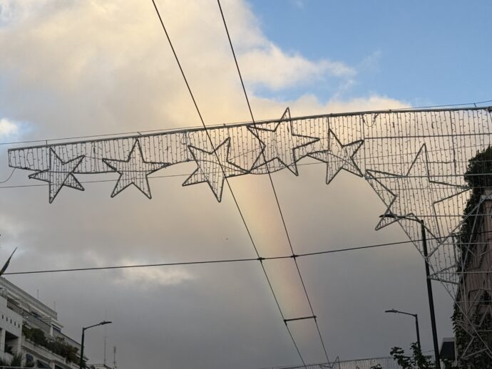 星型の電飾がの奥に虹
