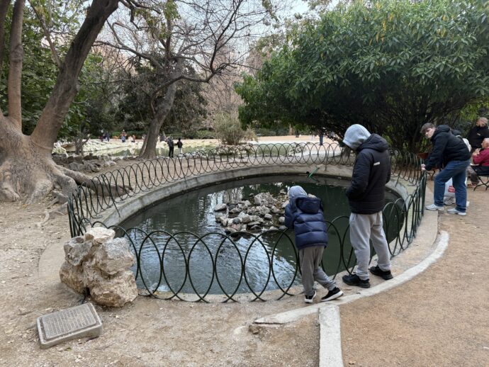 池を眺める親子