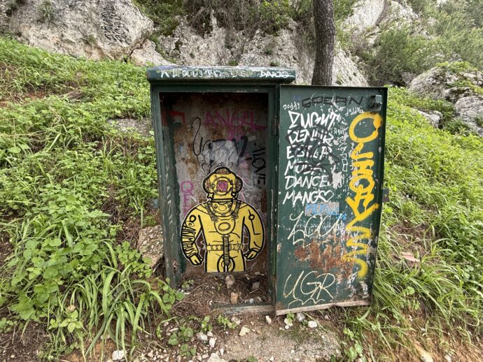 落書きされた緑のボックス