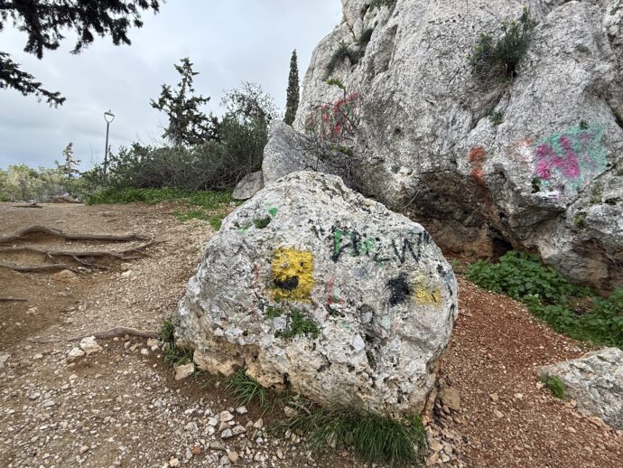 落書きされた岩
