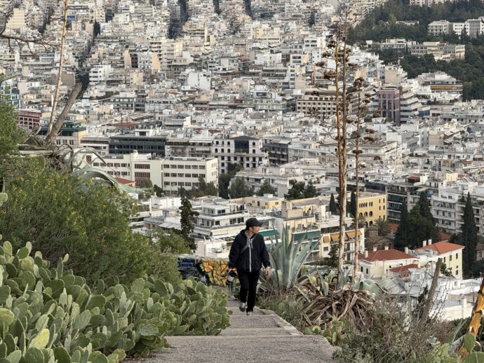 登ってくる男性