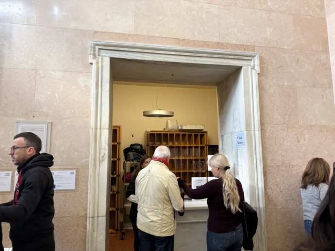 ゲート前のクローク