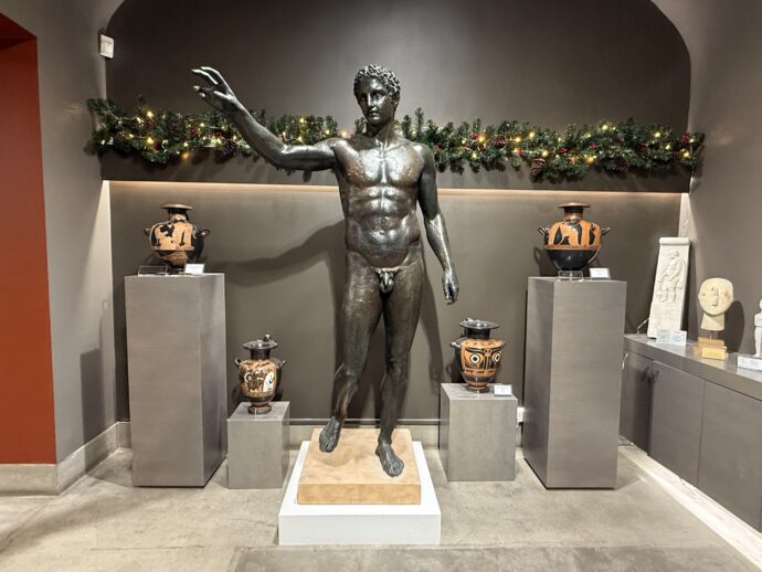 ミュージアムショップのブロンズ像