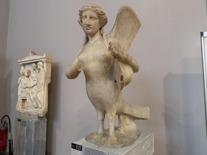 セイレーンの大理石像