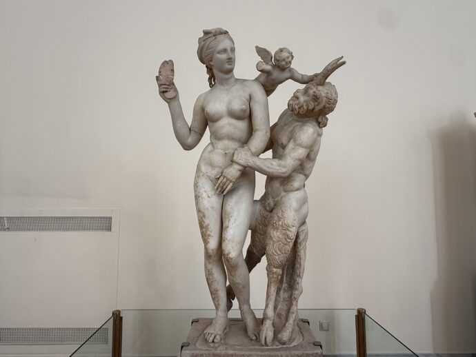 アフロディテとパンとエロスの像