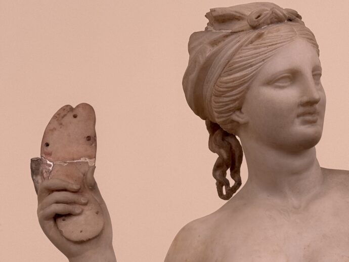 サンダルを手にもつアフロディーテ