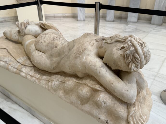 眠っているメナードの像