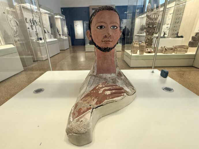 人の顔が描かれた