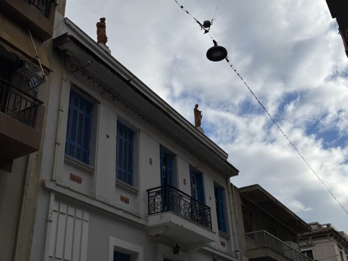 彫像が並ぶ建物