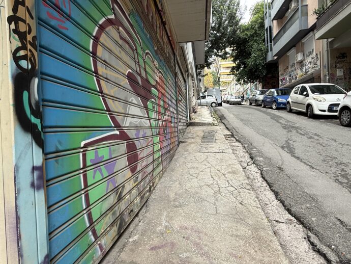 落書きされたシャッター