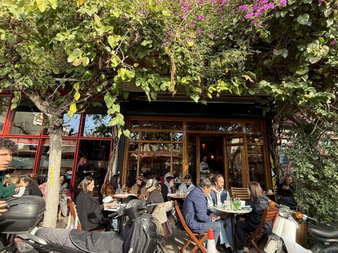 混雑するレストラン