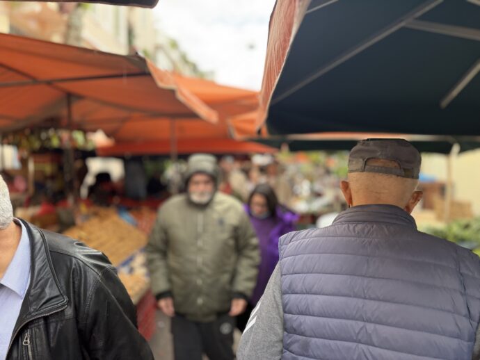 市場をあるく人