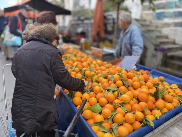 オレンジを買う女性