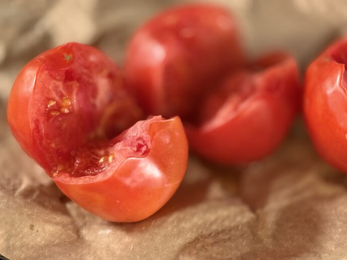 カットされたトマト