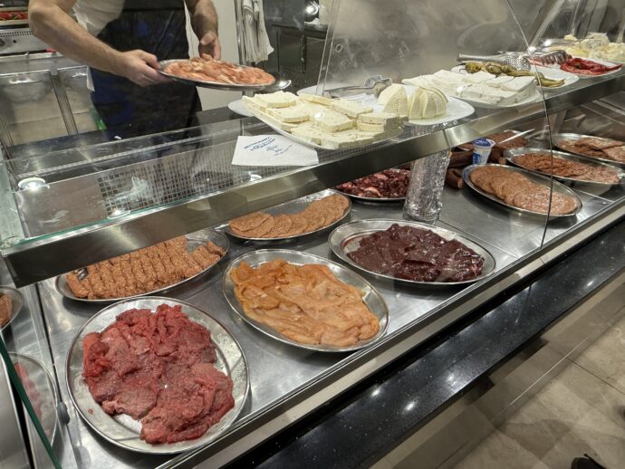肉が並ぶカウンター