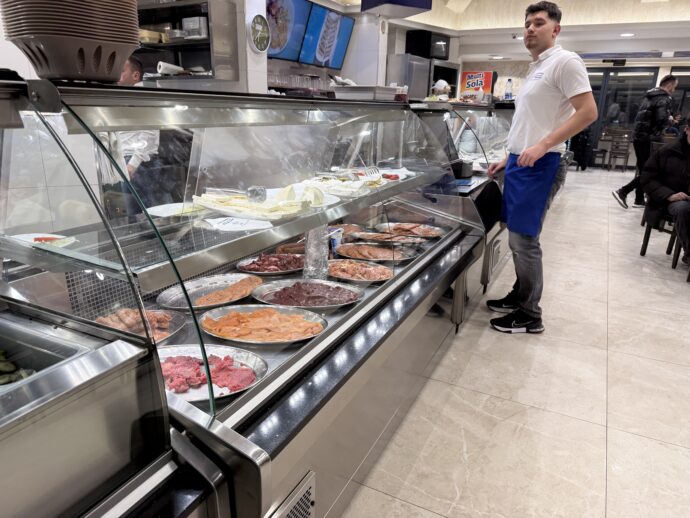 肉が並ぶカウンター