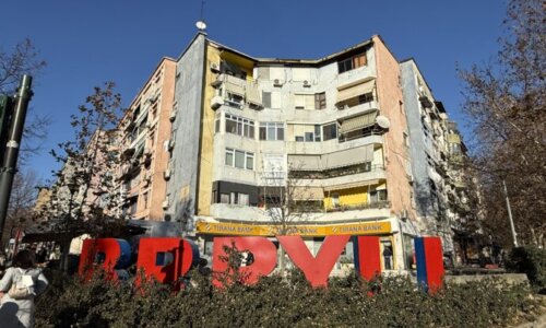 BRRYLIのパネルと建物