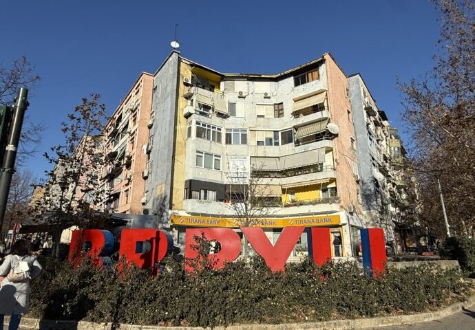 BRRYLIのパネルと建物