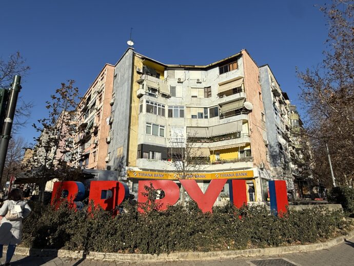 BRRYLIのパネルと建物