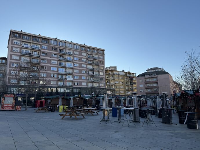 昼のマザーテレサ広場