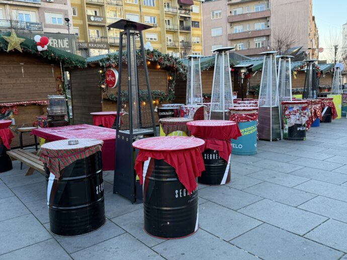 ニューイヤーマーケットの机