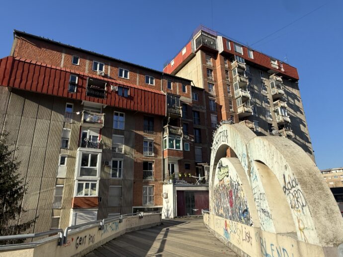 マンションへの道