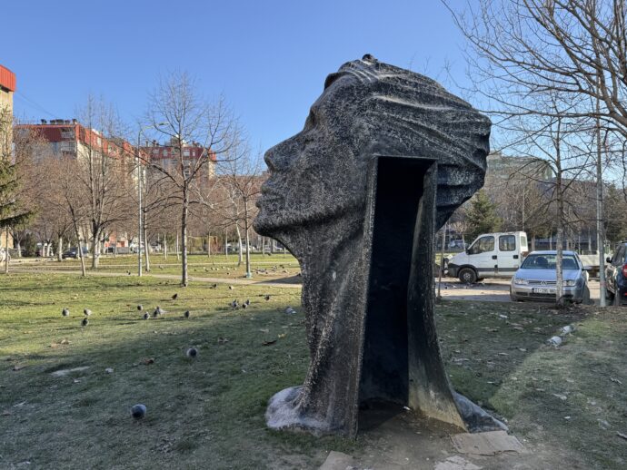 巨大なモニュメント