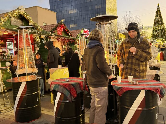 ニューイヤーマーケットを楽しむ人々