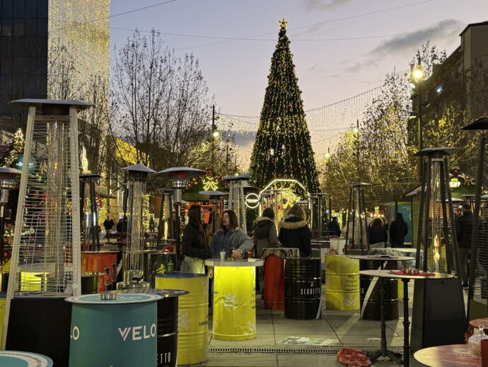 ニューイヤーマーケットを楽しむ人々