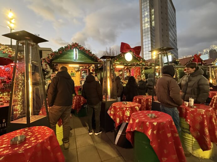 ニューイヤーマーケットを楽しむ人々