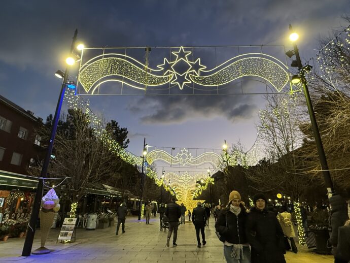 ライトアップされたマザーテレサ通り