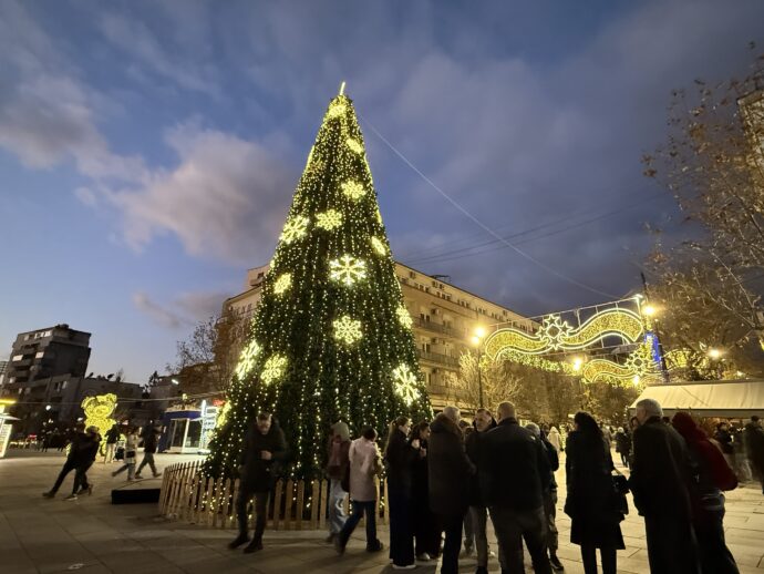 マザーテレサ広場のクリスマスツリー